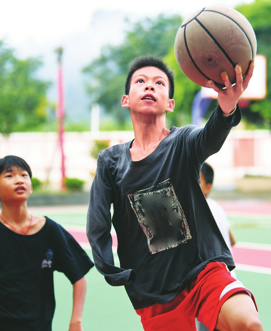 13岁中国独臂少年篮球追梦 NBA巨星库里也被他帅到了